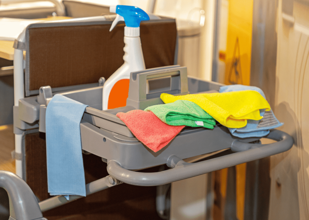 chariot de ménage avec des microfibres pour le nettoyage