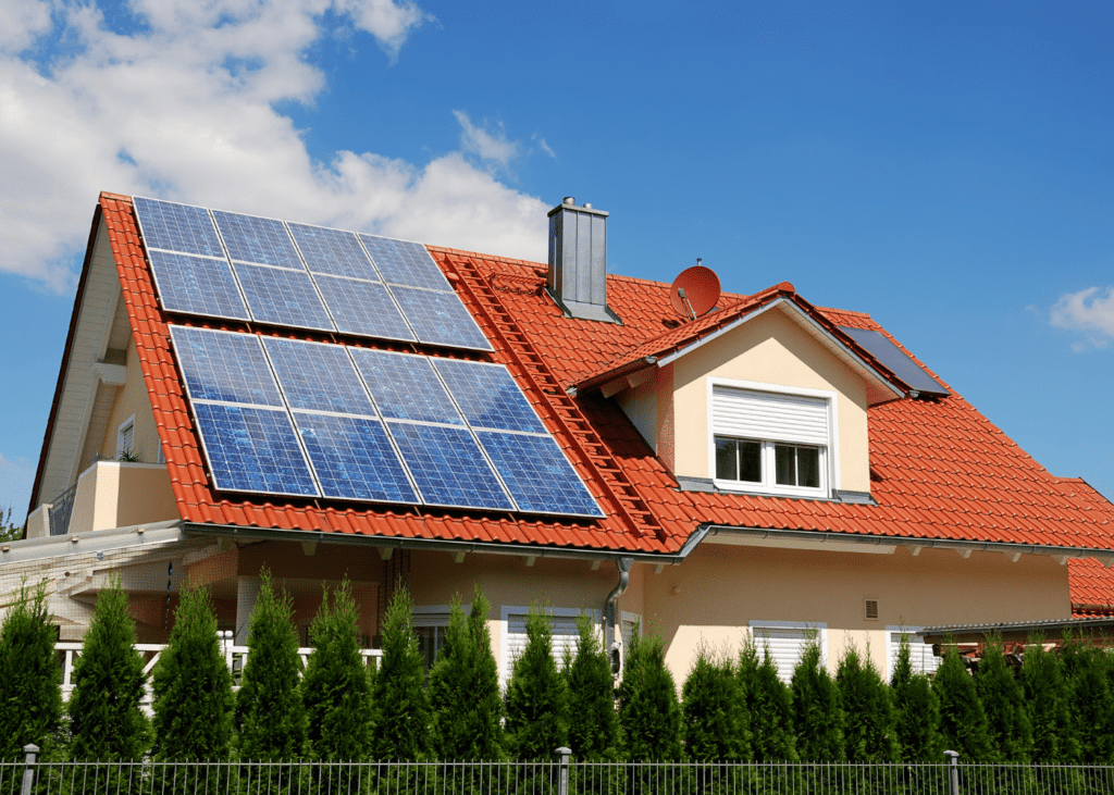panneaux photovoltaiques posées sur le toit d'une maison