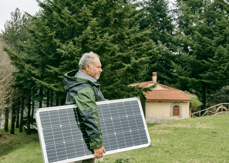 personne indépendante énergétiquement portant son panneau photovoltaique sous le bras