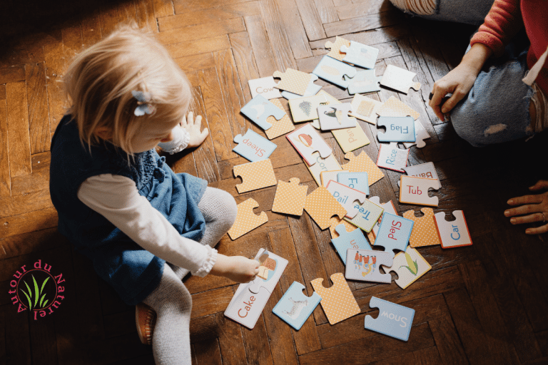 petite fille qui joue avec un jeu éducatif fait maison