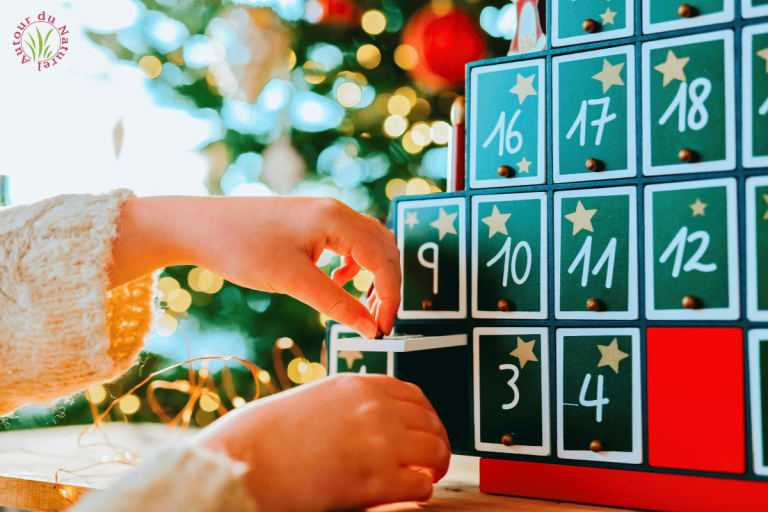 petite fille qui ouvre son calendrier de l'avent artisanal