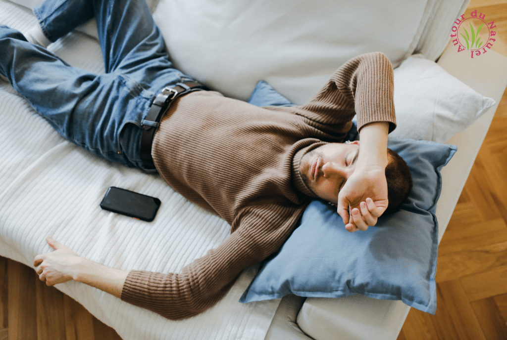 homme qui dort sur son canapé